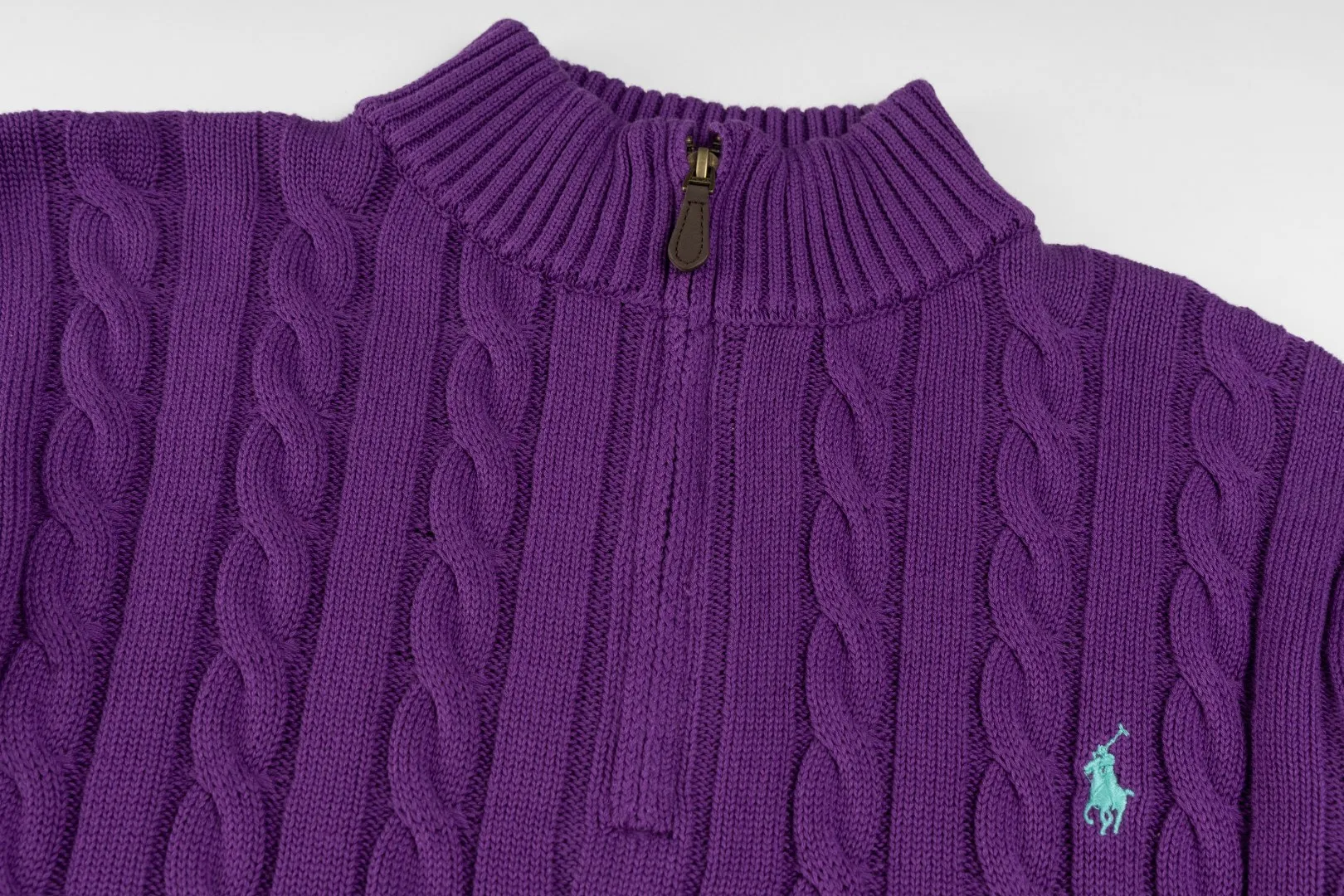 P236 #R92 RALPH LAUREN Ralph Lauren fifteen colors classic small label embroidery logo turtleneck pullover half-zip knitted cable sweater with high-density LOGO embroidery on the chest and original customized tag accessories. Made of pure cotton yarn, pure cotton is skin-friendly and comfortable, small label war horse embroidered twist turtleneck sweater 🐎 high quality, follow the blogger to learn how to wear it! Let’s buy a Ralph Lauren cable sweater. It’s a super hard-to-find series after it became popular. It’s hard to find one on the official website. It’s simple and practical to wear, with a lazy and loose feel. The thickened fabric has more texture, feels soft and delicate, and has a loose fit. Whether worn alone or layered, you can wear different styles of fashion with just one piece!   Size：XS S M L
